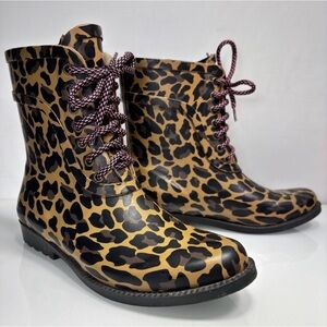 NWOT. Size 8. J Crew Lace-Up Rain Boots in Tan/Black Leopard with purple laces